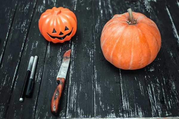 Vrolijke Halloween. Vakantie pompoenen en decoraties. Pompoen op najaar straat. — Stockfoto