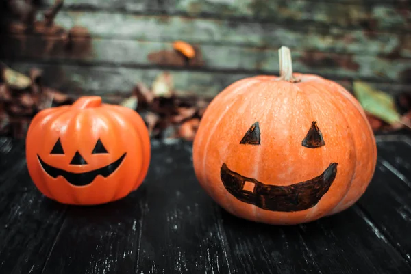 Vrolijke Halloween. Vakantie pompoenen en decoraties. Pompoen op najaar straat. — Stockfoto