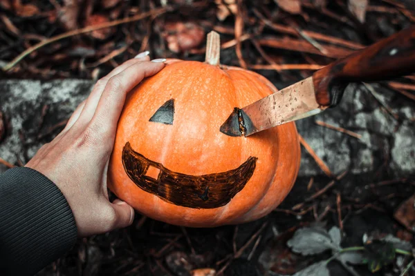 Selamat Halloween. Labu liburan dan dekorasi. Labu di jalan musim gugur . — Stok Foto