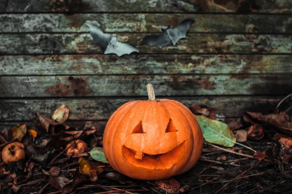 Vrolijke Halloween. Vakantie pompoenen en decoraties. Pompoen op najaar straat. — Stockfoto