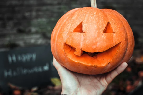 Cadılar Bayramınız Kutlu Olsun. Tatil balkabağına ve dekorasyonlar. Kabak üzerinde sonbahar sokak.