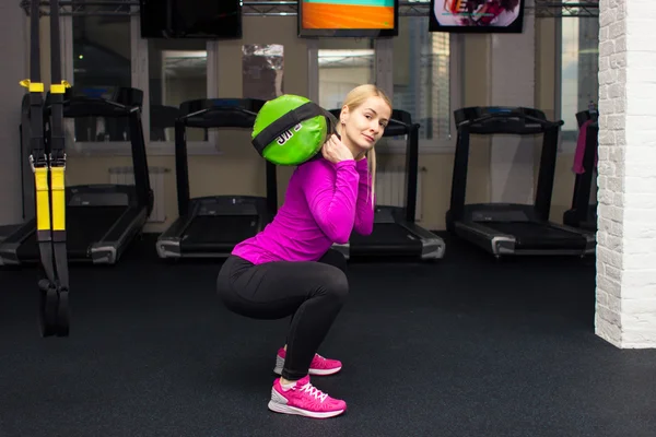 Fitness bela menina treinador fazer alguns exercesice com equipamento de fitness — Fotografia de Stock