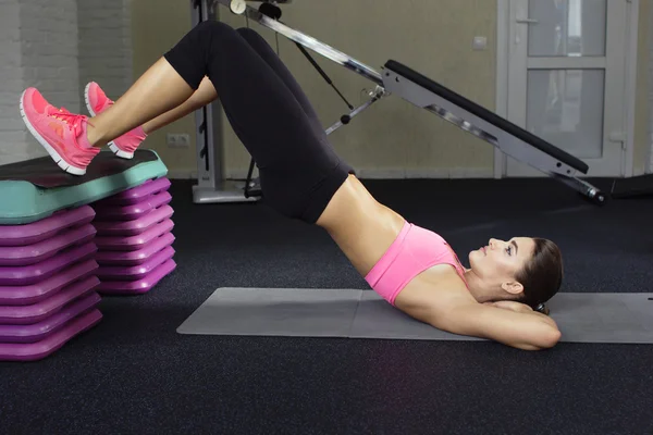 Fitness trainer shows exercise equipment with different additional equipment — Stock Photo, Image