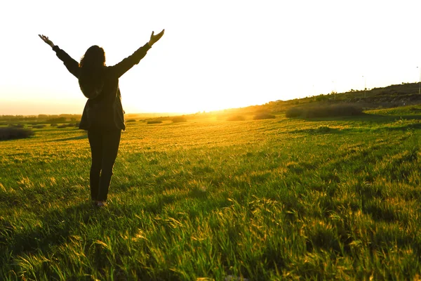 Sílhueta de pôr-do-sol de mulher feliz — Fotografia de Stock