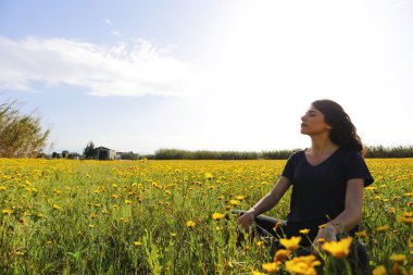 Gün batımı mutlu kadın silüeti