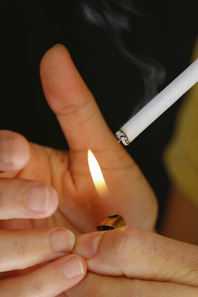 Женщина курит сигарету на балконе
.