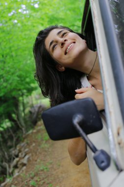 Ormanda genç kadın mutluluk ile seyahat.