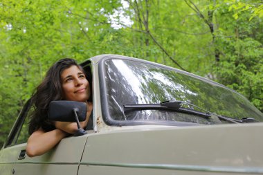 Ormanda genç kadın mutluluk ile seyahat.