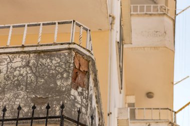 Türkiye 'deki kırık ve hasarlı duvar.