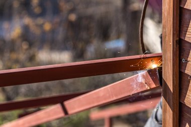 Demir profil kaynak makinesiyle birleştirildi.