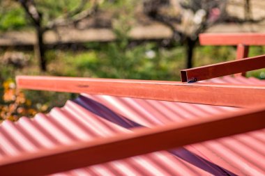 Demir profil kaynak makinesiyle birleştirildi.