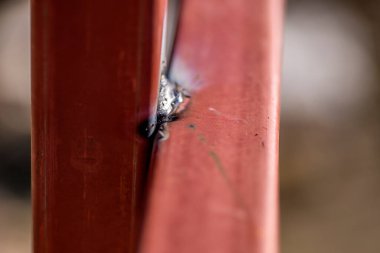 Demir profil kaynak makinesiyle birleştirildi.