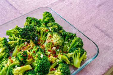 Soğuk aperatif brokoli zeytinyağı ile servis tabağında Türkiye restoranından.