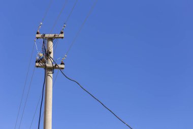 Türkiye 'de eski elektrik direği ve mavi gökyüzü.