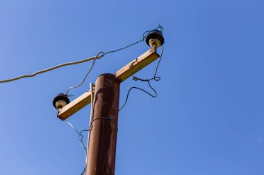 Türkiye 'de eski elektrik direği ve mavi gökyüzü.