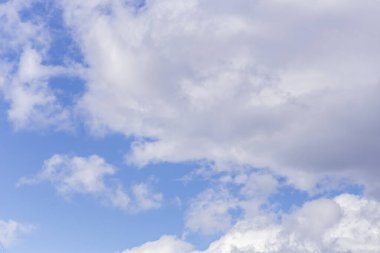 Türkiye 'de bulutlu mavi gökyüzü.