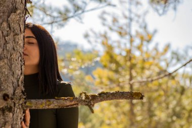 Ormandaki kadın ve çam ağacı aşığı..