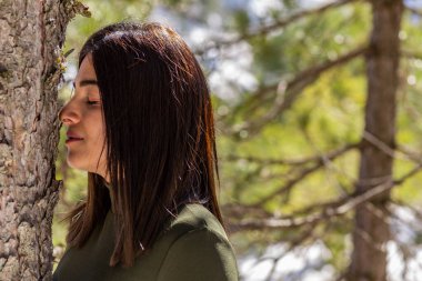 Ormandaki kadın ve çam ağacı aşığı..