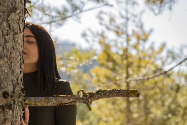 Ormandaki kadın ve çam ağacı aşığı..