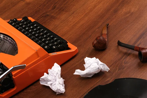 La máquina de escribir naranja vintage en la madera —  Fotos de Stock