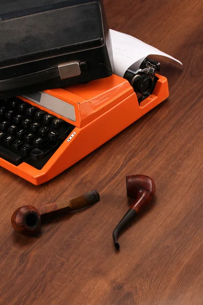 Die orangefarbene alte Schreibmaschine auf dem Holz — Stockfoto