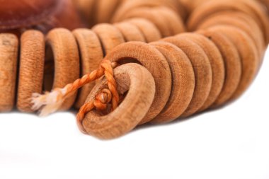 Beyaz arka plan üzerinde ahşap boncuk