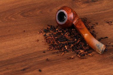 Tütün boru sağlıksız ahşap üzerine
