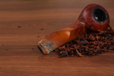 Tütün boru sağlıksız ahşap üzerine