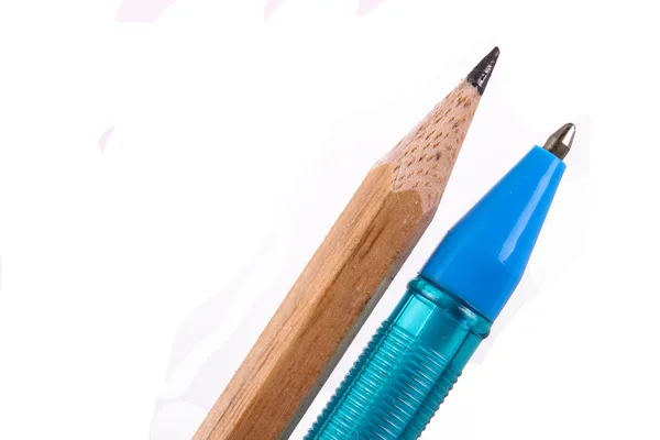 La pluma y el lápiz sobre el fondo blanco — Foto de Stock