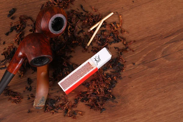 Pipe Tabacco na nezdravé dřevo — Stock fotografie