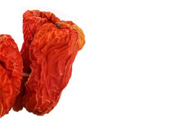 Beyaz arka plan üzerinde kurutulmuş kırmızı biber