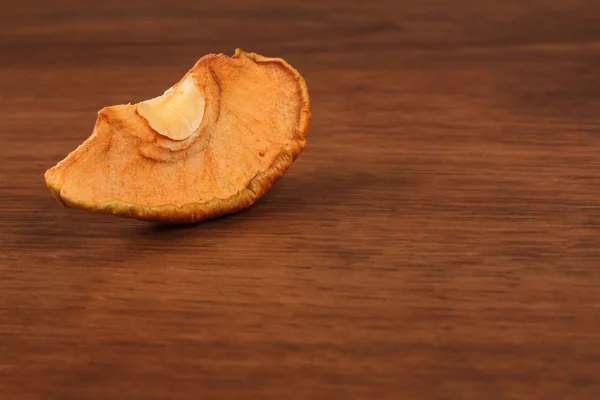 Les pommes séchées sur le bois — Photo