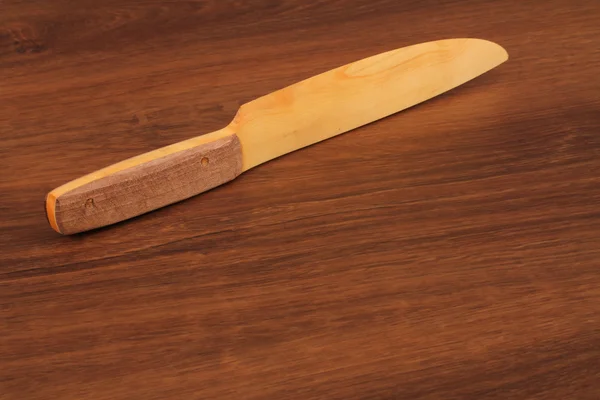 Το ξύλινο τραπέζι μαχαίρι στο ξύλο — Φωτογραφία Αρχείου
