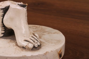 Kırık parmağı heykel vurdu studio ile