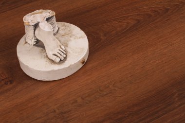 Kırık parmağı heykel vurdu studio ile