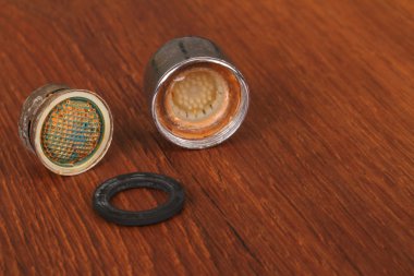 Ahşap üzerine eski ve kullanılan stopcock