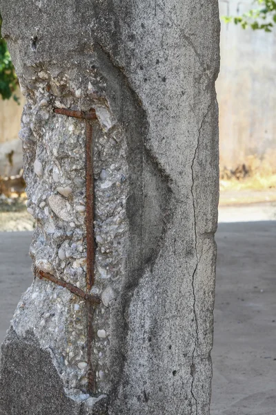 Сломанный бетонный столб на публике — стоковое фото