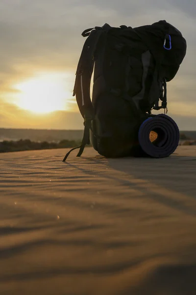 A mochila ao ar livre no pôr do sol — Fotografia de Stock