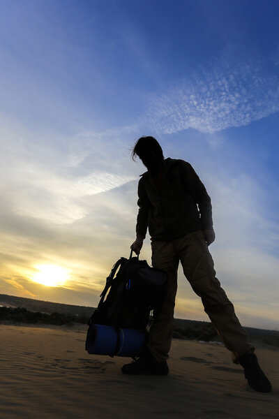 Это мир мужчин с закатом
