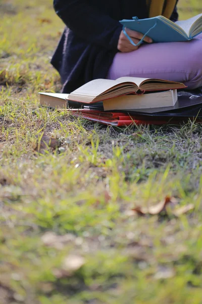 Een college student leesboek op gras — Stockfoto