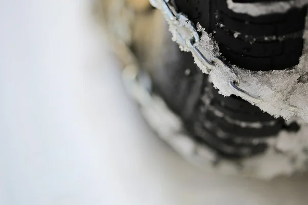 Die Reifenkette auf dem Schnee — Stockfoto