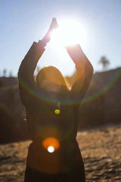 Mulher feliz ao nascer do sol na natureza . — Fotografia de Stock