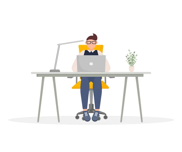 Trabalho remoto. Trabalho de escritório para empresários. Ilustração vetorial, design plano. Homem dos desenhos animados sentado na mesa com laptop isolado no fundo branco. — Vetor de Stock