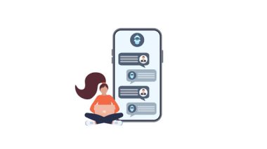 Sohbet etmek için akıllı telefon kullanan hamile bir kadın, alfa kanalı ve beyaz arkaplan