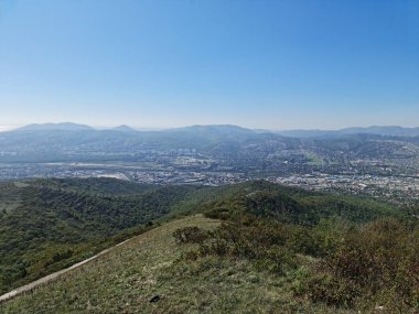 Dağların ortasındaki köy.
