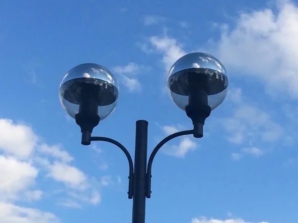Twee Cloud lantaarns op hemelachtergrond — Stockfoto