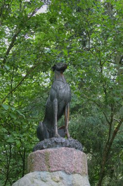 Nesvizh, Belarus - Ağustos, 03, 2016: Köpek Nesvizh Park'ta bir anıt