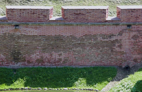 Nesvizh, Bielorrússia - 03 de agosto de 2016: Parte da muralha das fortificações do castelo Nesvizh — Fotografia de Stock