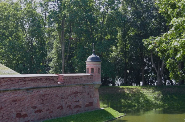 Nesvizh, Bielorrússia - 03 de agosto de 2016: Parte das fortificações com uma torre de esquina do castelo Nesvizh — Fotografia de Stock