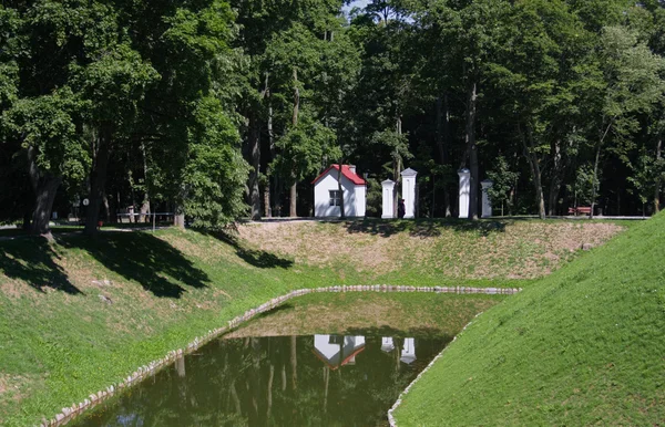 Nesvizh, Bielorrússia - 03 de agosto de 2016: Parte de um fosso defensivo e casa de guarda Castelo de Nesvizh — Fotografia de Stock